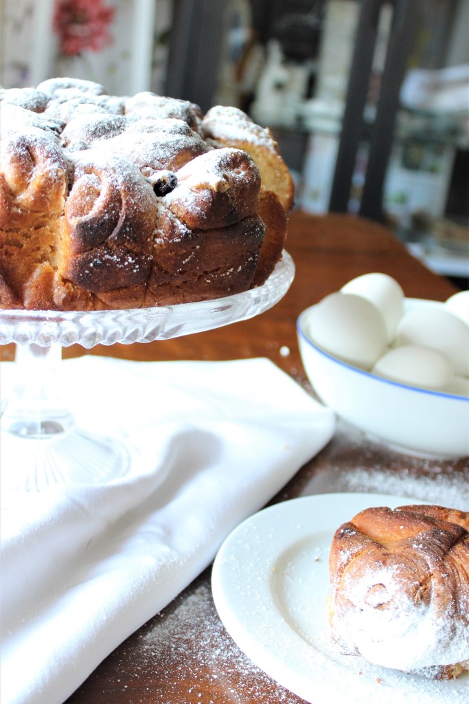 celozrnné kynuté těsto s tvarohem a rozinkami 
